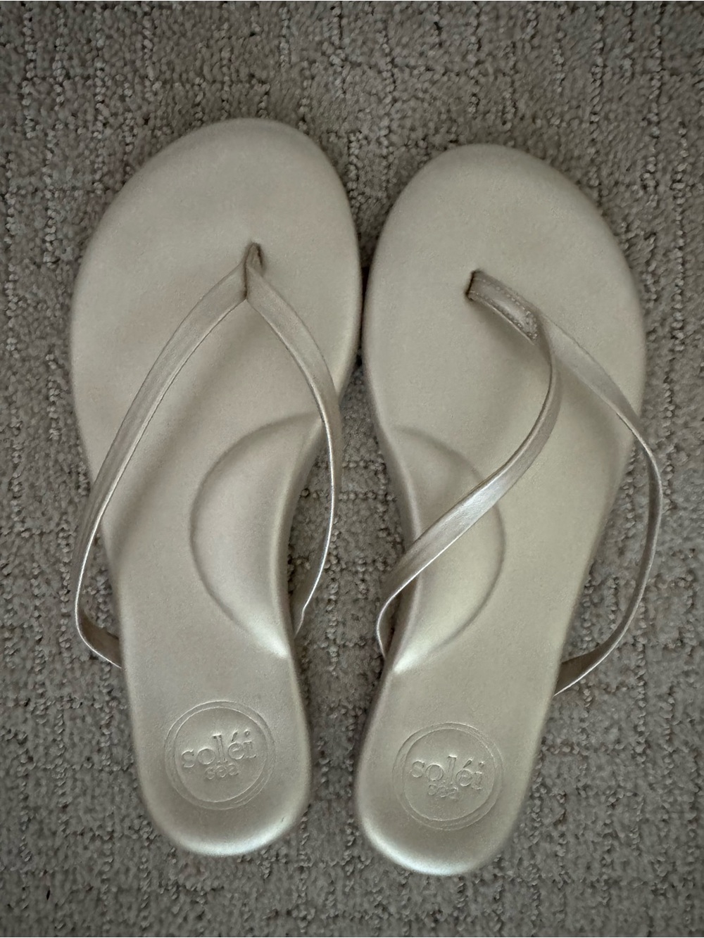 Solei Flip flops sz 6 gold